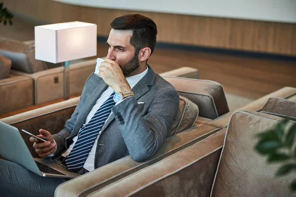 Oficial de negocios bebiendo café en una sala de espera — Foto de Stock