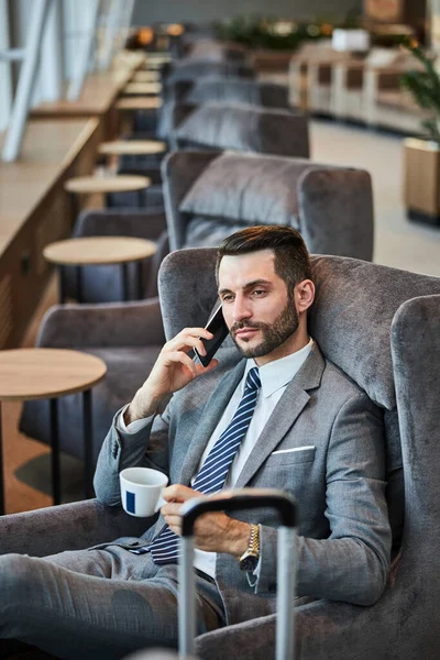 Удовлетворенный бизнес-руководитель с телефонным разговором — стоковое фото