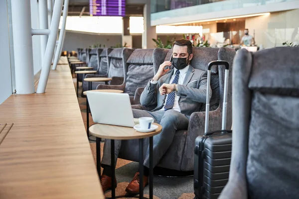 Umtriebiger Mann kontrolliert Zeit auf seiner Handuhr — Stockfoto