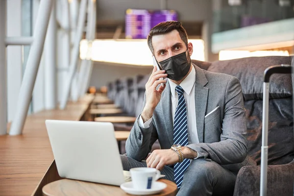 Empresario escuchando a su compañero de conversación telefónica —  Fotos de Stock