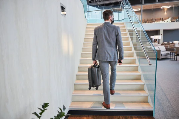 Chef d'entreprise monter les escaliers avec son bagage à main — Photo