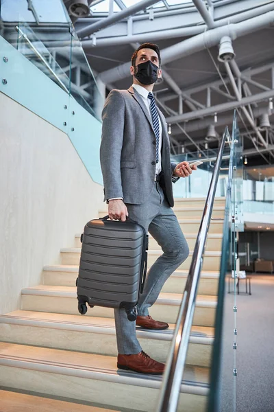 Geschäftsprofi bleibt mitten auf der Treppe stehen — Stockfoto