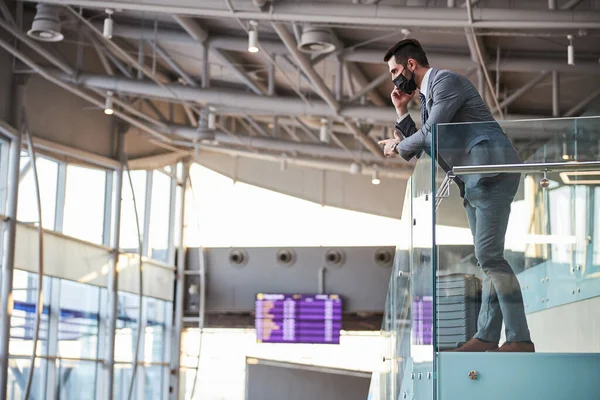 Hombre trabajador charlando por teléfono mientras señala con el dedo — Foto de Stock