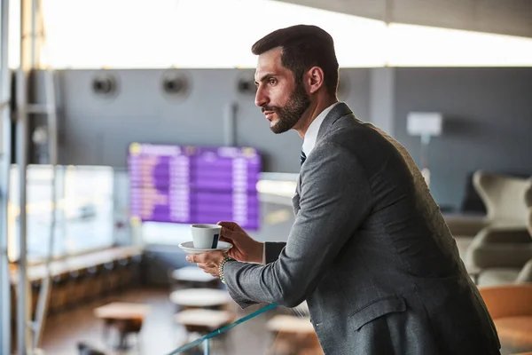 Business executive op zoek naar iemand van de trap top — Stockfoto