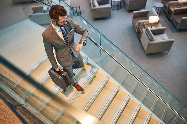 Homme en costume et cravate descendant les escaliers — Photo