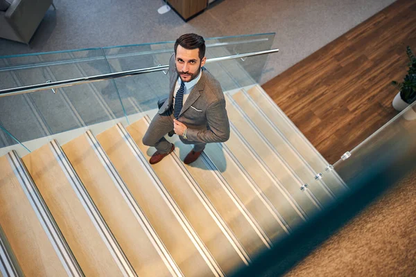 Homem atraente subindo as escadas do aeroporto — Fotografia de Stock