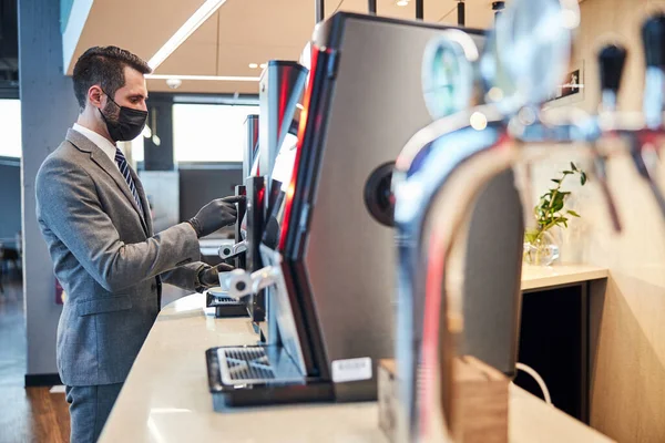 Professionista aziendale che prepara un caffè in macchina da caffè espresso — Foto Stock