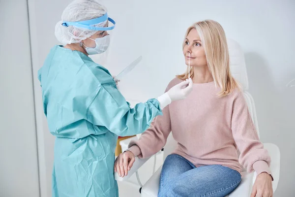 Femme testée pour le coronavirus dans un laboratoire — Photo