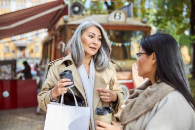 Caddelerde sohbet eden hoş bayan arkadaşlar.