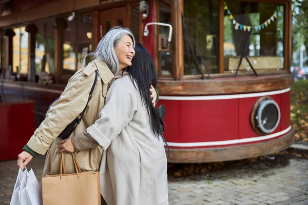 Felices amigas abrazándose en la calle de la ciudad — Foto de Stock