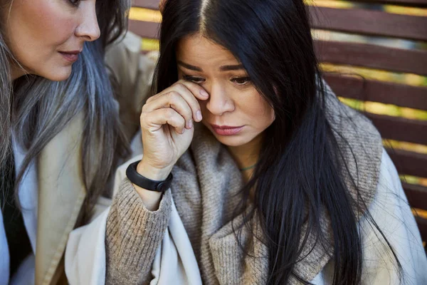 Cuidar mujer reconfortante llorando amigo en la calle —  Fotos de Stock