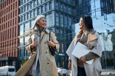 Sokakta dizüstü bilgisayarları olan zarif bayan arkadaşlar.