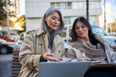 Sokakta modern defter kullanan güzel kadınlar.