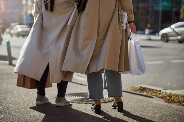 Duas mulheres elegantes de pé na rua — Fotografia de Stock