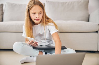 Dizüstü bilgisayarında yazan genç dijital sanatçı