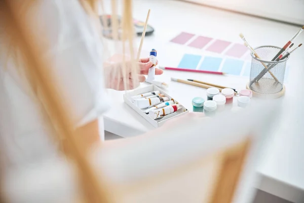 Kunstenaar maakt zich klaar voor het schilderen van een beeld — Stockfoto