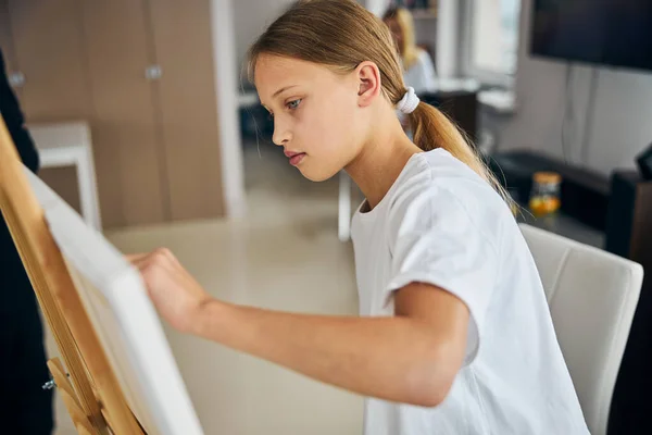 Yaratıcı işlere katılan genç amatör kadın ressam. — Stok fotoğraf