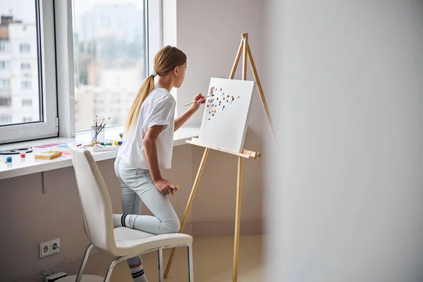 Jovem artista usando tintas acrílicas em seu trabalho — Fotografia de Stock