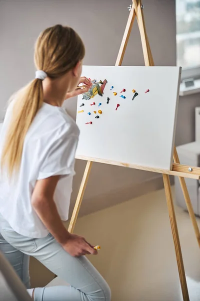 Pintora iniciante trabalhando em seu estúdio em casa — Fotografia de Stock