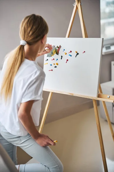 Malanfängerin arbeitet im heimischen Atelier — Stockfoto