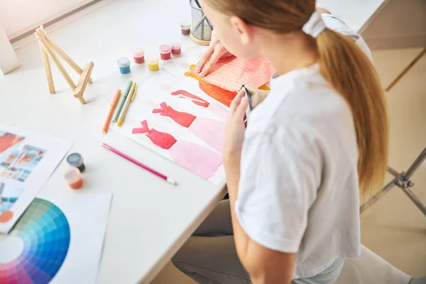 Jonge ontwerper werkt in haar thuisstudio — Stockfoto