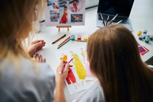 Femmina genitore guardando la sua figlia creativa — Foto Stock