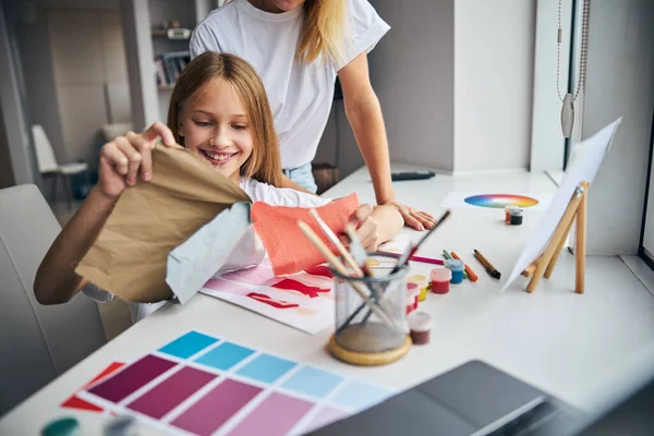 Merry young stylist working in her studio — Stock Photo, Image