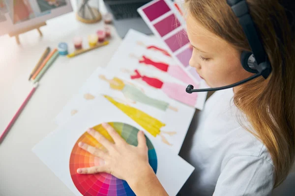 Ragazza in cuffie wireless che lavora nel suo laboratorio a casa — Foto Stock