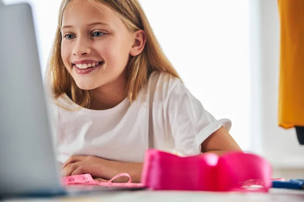 Sorrindo menina usando seu gadget no estúdio — Fotografia de Stock