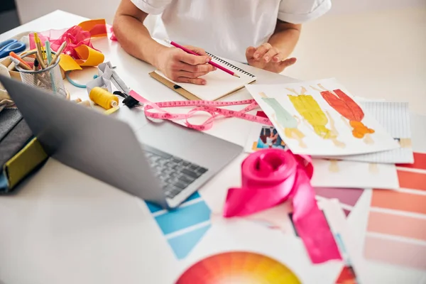 Stylist noteert ideeën in haar notebook — Stockfoto