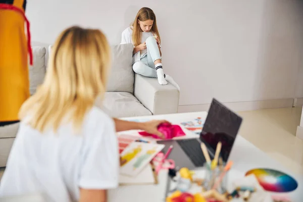 Designer de moda feminina trabalhando em seu estúdio em casa — Fotografia de Stock