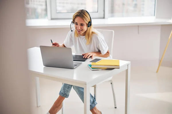 Mujer alegre concentrada en crear arte digital — Foto de Stock