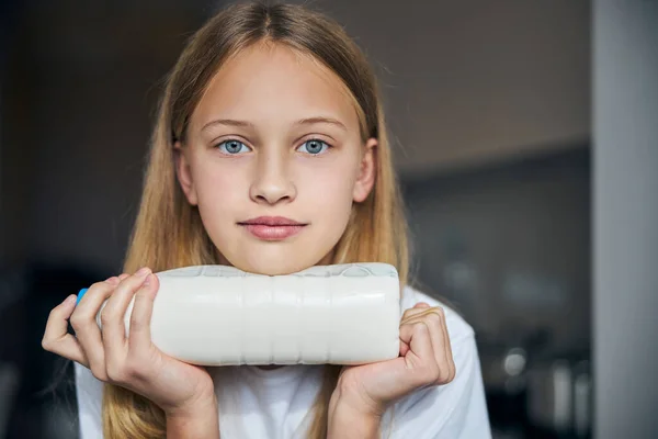 Sakin, genç ve süt ürünleri satan bir kız. — Stok fotoğraf