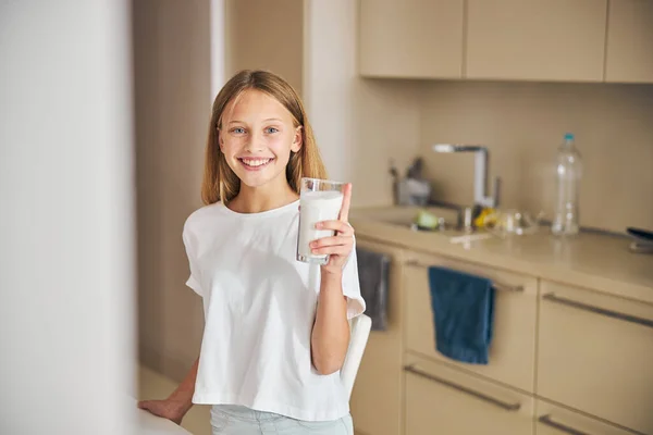 Freudige junge Dame steht in der Küche — Stockfoto