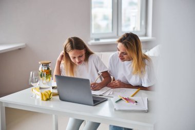 Şefkatli anne kızıyla ödev ile yardım