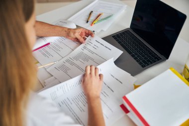 İnsanlar masadaki dosyaları inceliyor.