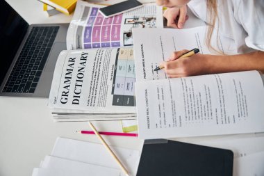 Okul kızı ders kitabında faydalı bir kuralın altını çiziyor