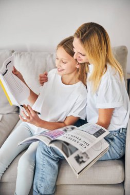 Ebeveynler birlikte egzersiz yaparken reşit olmayan birine sarılırlar.