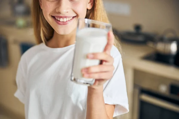 在摄像机前展示乳饮料的女孩 — 图库照片