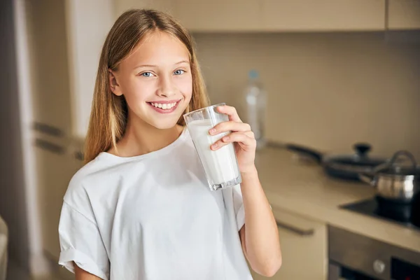 Ung dam med en mejeridryck blickar framåt — Stockfoto