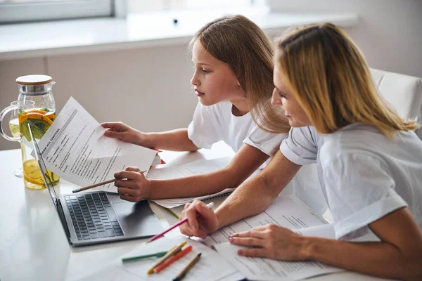 Tonåringen kollar sina testresultat med sin förälder — Stockfoto