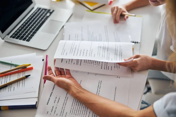 Joven revisando los materiales de aprendizaje con su madre — Foto de Stock