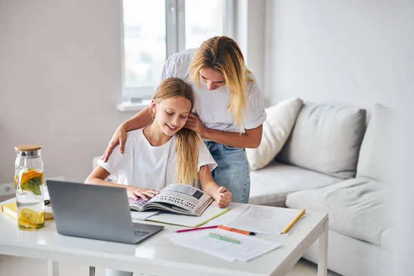 Madre animando a una hija a estudiar mejor — Foto de Stock