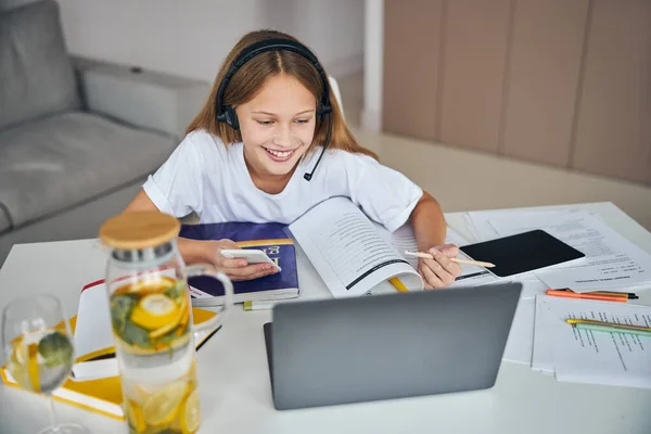 Підліток у гарнітурі перед ноутбуком — стокове фото