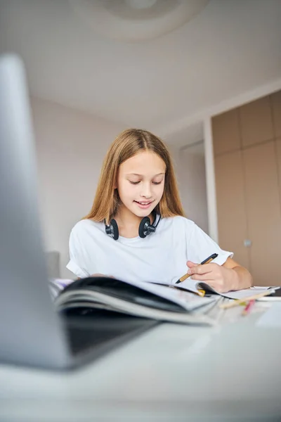 Eifrige Lernende finden eine interessante Information — Stockfoto