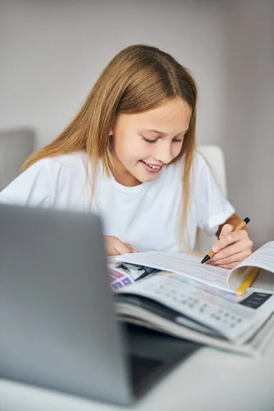 Hårt arbetande mindre studerande fyller i övningen — Stockfoto