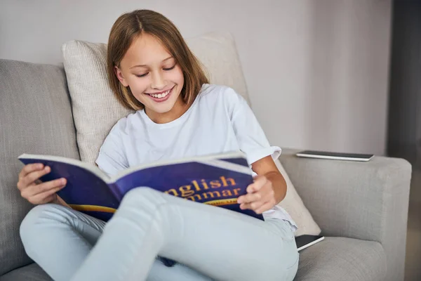 Lebhaftes Nebenlernen aus einem Lehrbuch über englische Grammatik — Stockfoto