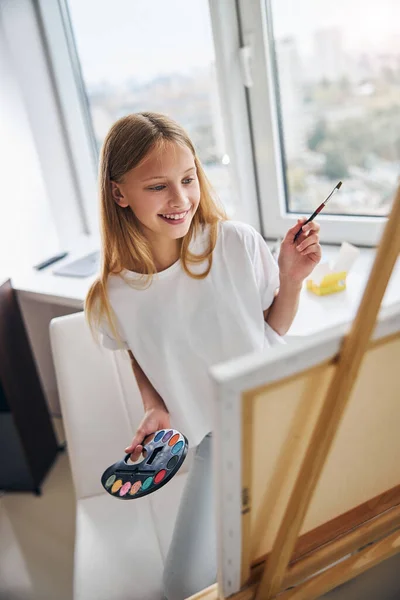Güzel genç kız resim çiziyor. — Stok fotoğraf