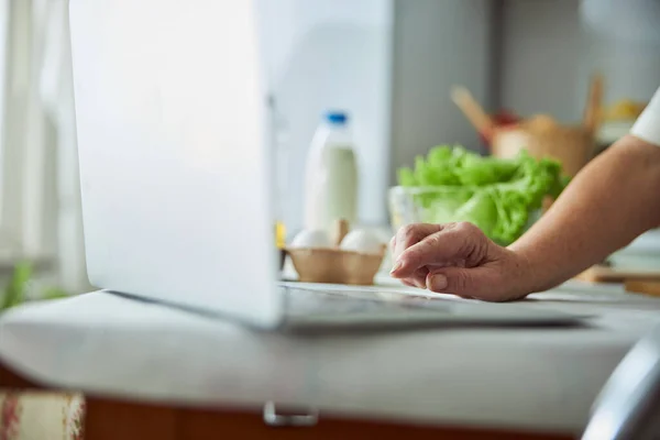 Ältere Frau nutzt modernen Laptop zu Hause — Stockfoto