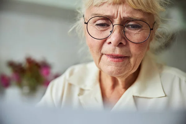 Mooie oude vrouw met gerimpelde huid met ronde bril — Stockfoto